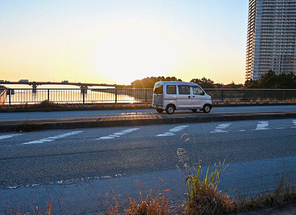 夕暮れ時と軽貨物自動車